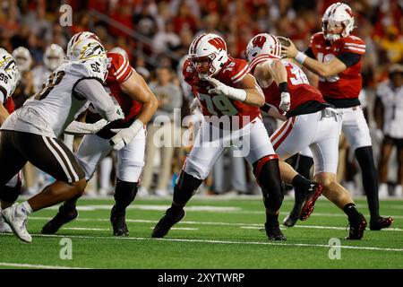 30 août 2024 : Jack Nelson (79 ans), joueur de ligne offensif des Wisconsin Badgers, bloque le match de football NCAA entre les Western Michigan Broncos et les Wisconsin Badgers au Camp Randall Stadium de Madison, WISCONSIN. Darren Lee/CSM. Banque D'Images