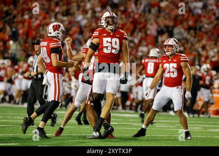 30 août 2024 : Aaron Witt (59 ans), linebacker des Wisconsin Badgers, célèbre après que les Badgers ont récupéré un punt étouffé lors du match de football NCAA entre les Western Michigan Broncos et les Wisconsin Badgers au Camp Randall Stadium de Madison, WISCONSIN. Darren Lee/CSM. Banque D'Images