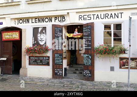 Pub John Lennon dans le vieux centre-ville de Prague. Le pub z Banque D'Images