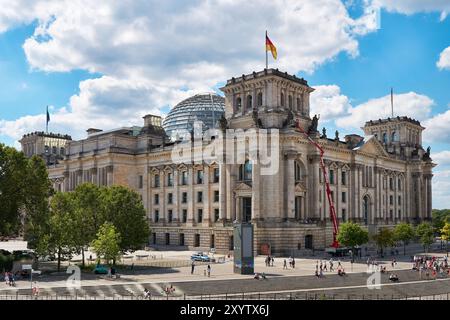 Le Reichstag avec de nombreux touristes à Berlin Banque D'Images