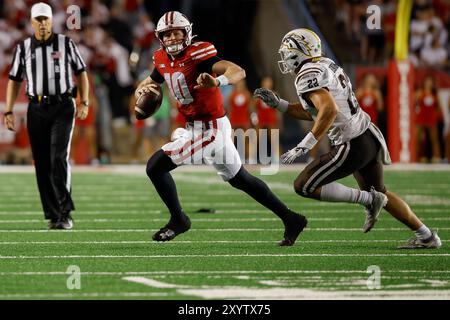 30 août 2024 : le quarterback des Badgers du Wisconsin Tyler Van Dyke (10 ans) fait des écharpes pendant le match de football NCAA entre les Western Michigan Broncos et les Badgers du Wisconsin au Camp Randall Stadium de Madison, WISCONSIN. Darren Lee/CSM. Banque D'Images