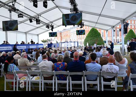 La maison de vente aux enchères leader du marché Gooding & Company est retournée une fois de plus mener une vente au Hampton court Palace pour le salon du 12e anniversaire du concours d'élégance en 2024, connectant les marchés britannique et européen avec la clientèle mondiale de la société. Cette année, la société est retournée sur le magnifique terrain de Hampton court Palace pour présenter un événement exclusif de vente aux enchères en direct le vendredi 30 août 2024. Comme pour toutes les ventes aux enchères Gooding & Company, la vente aura des capacités d'enchères en ligne, permettant à ceux du monde entier de participer à l'action. Banque D'Images