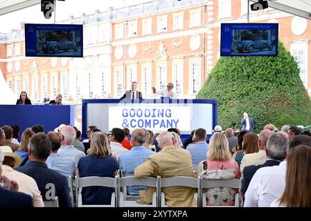 La maison de vente aux enchères leader du marché Gooding & Company est retournée une fois de plus mener une vente au Hampton court Palace pour le salon du 12e anniversaire du concours d'élégance en 2024, connectant les marchés britannique et européen avec la clientèle mondiale de la société. Cette année, la société est retournée sur le magnifique terrain de Hampton court Palace pour présenter un événement exclusif de vente aux enchères en direct le vendredi 30 août 2024. Comme pour toutes les ventes aux enchères Gooding & Company, la vente aura des capacités d'enchères en ligne, permettant à ceux du monde entier de participer à l'action. Banque D'Images