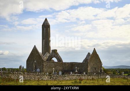 Irish celtic paysage concept. Ruines médiévales d'un Temple et cimetière construire en pierre calcaire. Mur de pierre autour de la place. Destination de voyage Banque D'Images