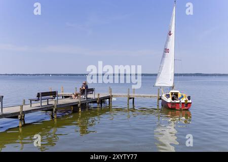 Jetée avec voilier sur le Steinhuder Meer, basse-Saxe, Allemagne, Europe Banque D'Images