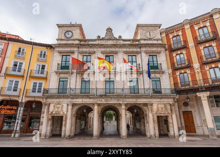 Burgos, Espagne. 14 août 2024. Extérieur de l'hôtel de ville situé sur la Plaza Mayor Banque D'Images