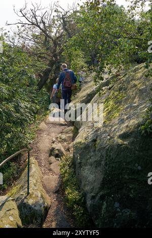 Randonneurs sur le mur du Diable entre Timmenrode et Blankenburg dans le parc national du Harz Banque D'Images