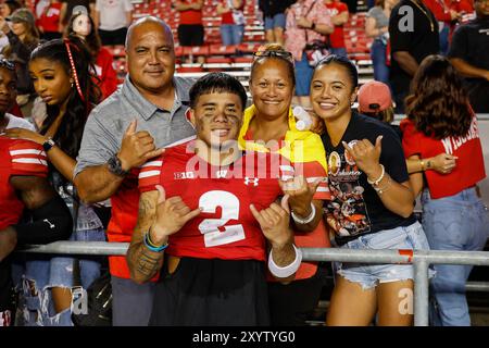 30 août 2024 : le receveur des Badgers du Wisconsin Trech Kekahuna (2) et sa famille après le match de football NCAA entre les Western Michigan Broncos et les Badgers du Wisconsin au Camp Randall Stadium de Madison, WISCONSIN. Darren Lee/CSM. Banque D'Images