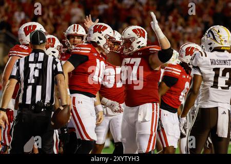 30 août 2024 : le quarterback des Wisconsin Badgers Tyler Van Dyke (10 ans) célèbre son touchdown de 6 yards avec le joueur de ligne offensif des Wisconsin Badgers Jake Renfro (57 ans) lors du match de football NCAA entre les Western Michigan Broncos et les Wisconsin Badgers au Camp Randall Stadium de Madison, WISCONSIN. Darren Lee/CSM. Banque D'Images