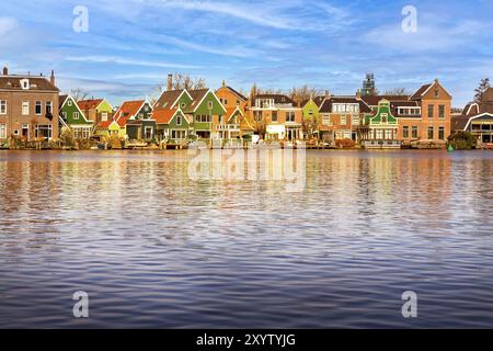 Zaanse Schans, pays-Bas panorama avec rangée de vieilles maisons traditionnelles vertes hollandaises près de l'eau Banque D'Images