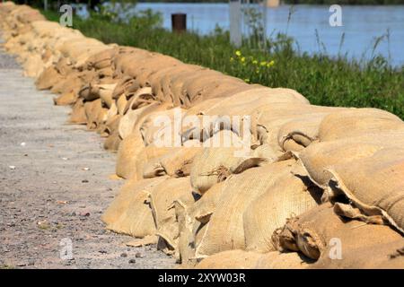 Sacs de sable pendant les inondations de 2013 à Magdebourg sur l'Elbe Banque D'Images