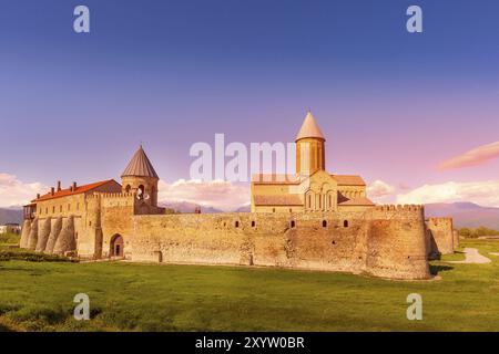 Panorama au coucher du soleil du monastère orthodoxe oriental d'Alaverdi dans la région de Kakhetia, en Géorgie orientale Banque D'Images