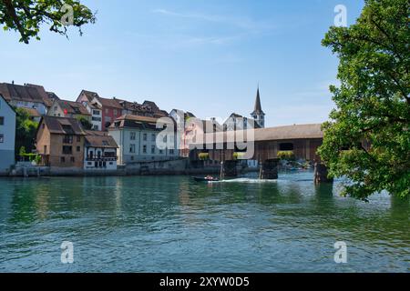 Diessenhofen, historische Holzbrücke über den Rhein *** Diessenhofen, pont historique en bois sur le Rhin Banque D'Images