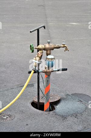 Extraction de l'eau d'une bouche d'incendie Banque D'Images