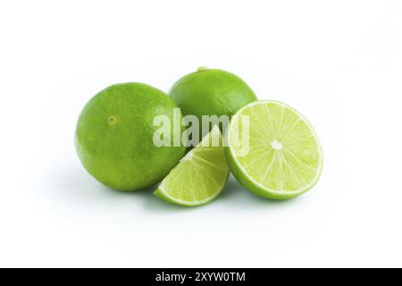 Limes frais isolé sur fond blanc Banque D'Images