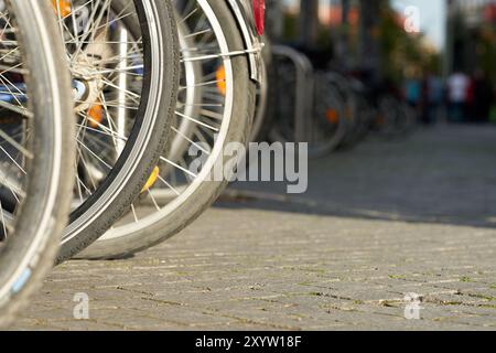 Vélos dans un stand de vélos dans le centre-ville de Leipzig Banque D'Images