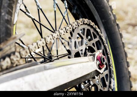 Moto roue arrière trial et enduro. Monté sur la roue dentée et la chaîne avec des rayons. Gros plan de la roue arrière d'une motocyclette tout-terrain Banque D'Images