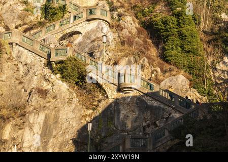 Autriche, 20.01.2019 : vue à l'escalier nommé schlossbergstiege jusqu'au repère schlossberg avec la tour de l'horloge uhrturm à Graz, Autriche. Destination du voyage. Banque D'Images