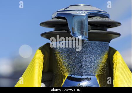 Treuil d'un yacht à voile avec ceinture jaune Banque D'Images