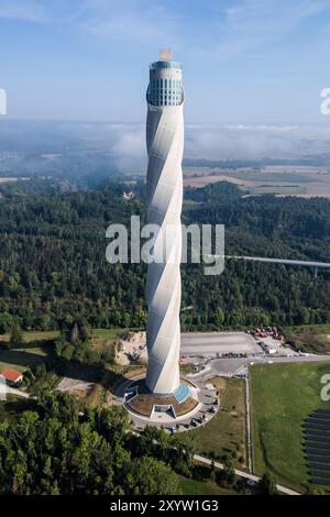 Der TK-Elevator Testturm in Rottweil ist BEI Morgenlicht in der Landschaft zu sehen. Der Testturm bietet mit 232 Metern Höhe Deutschlands Höchste Besucherplattform. Rottweil Baden-Württemberg Deutschland *** la tour d'essai TK Elevator à Rottweil peut être vu dans le paysage à la lumière du matin à une hauteur de 232 mètres, la tour d'essai offre la plus haute plate-forme touristique allemande Rottweil Baden Württemberg Allemagne Banque D'Images