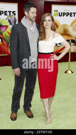 HOLLYWOOD, CA, 12 NOVEMBRE 2011. Darren le Gallo et Amy Adams lors de la première mondiale de 'The Muppets' qui s'est tenue au théâtre El Capitan à Hollywood, USA on Banque D'Images