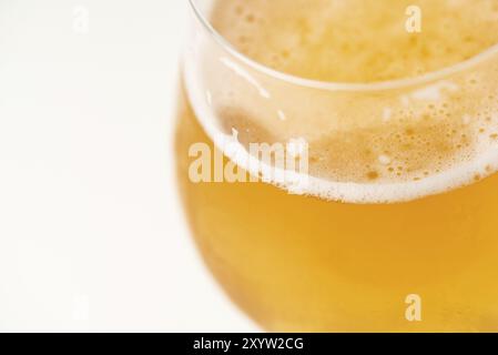 Verre de bière d'or froid isolé sur fond blanc Banque D'Images