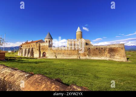 Panorama au coucher du soleil du monastère orthodoxe oriental d'Alaverdi dans la région de Kakhetia, en Géorgie orientale Banque D'Images