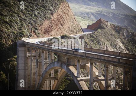 Une vue du pont de Bixby vers l'océan Pacifique près de Big sur, Californie, États-Unis, Amérique du Nord Banque D'Images