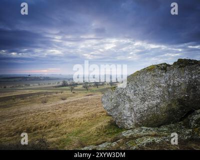 Hoelzlstein près d'Oggau et petite chapelle dans le paysage Banque D'Images