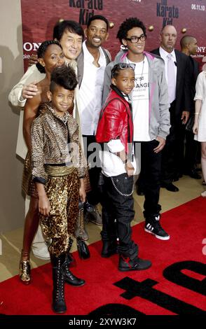 Jada Pinkett Smith, Will Smith, Jaden Smith, Jackie Chan, Trey Smith et Willow Smith lors de la première de 'The Karaté Kid' à Los Angeles au Mann Banque D'Images