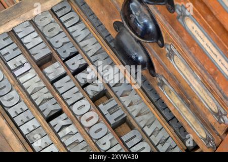 Une armoire avec des lettres imprimées dans un vieil atelier d'imprimeur Banque D'Images