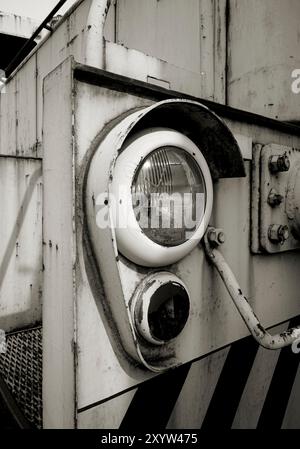 Phares d'une ancienne locomotive dans le port de Magdebourg Banque D'Images