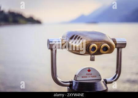 Jumelles de tourisme sur le lac Lago di Garda, scène du soir avec de l'eau et montagnes Banque D'Images