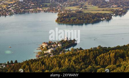 Panorama du lac et des montagnes à Worthersee Karnten Autriche. Vue de Pyramidenkogel tour sur le lac et Klagenfurt la région Banque D'Images