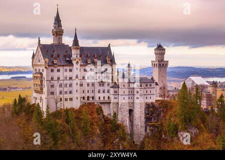 Eveving le château de Neuschwanstein en Allemagne situé à Fussen, la Bavière et le panorama de la vallée Banque D'Images