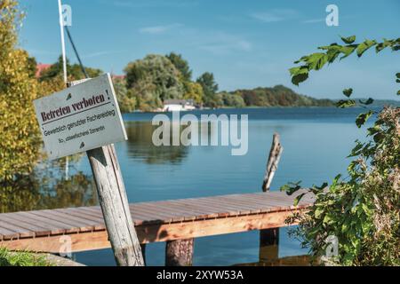 Jetée et panneau d'interdiction sur le Schaalsee Banque D'Images