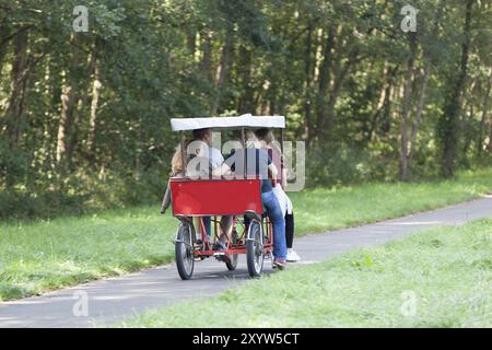 Famille sur un tandem Banque D'Images