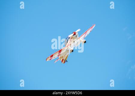 Sarlat-Domme, Dordogne, France - 25 août 2024 : une Mudry Cie Cap 10 B, immatriculée F-BXHU, effectue des acrobaties aériennes au spectacle Aerien de Sarlat-Domme Banque D'Images