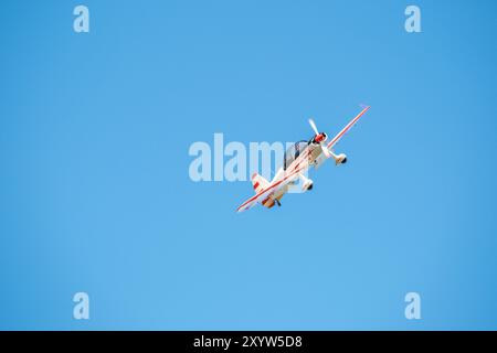 Sarlat-Domme, Dordogne, France - 25 août 2024 : une Mudry Cie Cap 10 B, immatriculée F-BXHU, effectue des acrobaties aériennes au spectacle Aerien de Sarlat-Domme Banque D'Images