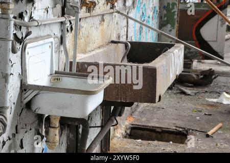 Lavabo dans une usine désaffectée Banque D'Images