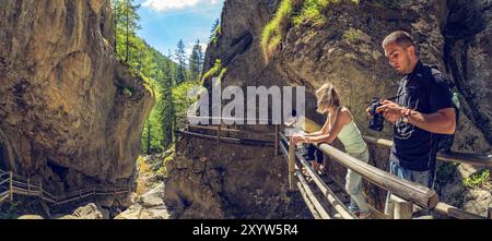 Mixnitz, Pernegg mur, Styrie, Autriche, 18.05.2017 : vue au chemin de cascade le long du ruisseau de montagne. Les gens marchant le long du ruisseau sur le pont en bois. Touriste Banque D'Images