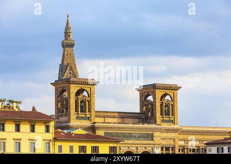 Florence, Italie, 24 octobre 2018 : vue de la bibliothèque nationale avec tour, et maisons traditionnelles italiennes près de la rivière Arno, Florence, Italie, Europe Banque D'Images