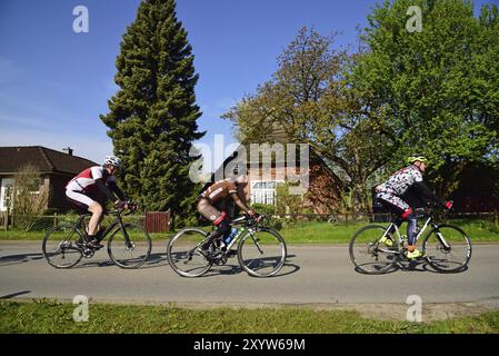 Europe, Allemagne, Hamburg Metropolitan region, stade district, cycliste, groupe devant une ancienne ferme, Hambourg, Hambourg, République fédérale d'Allemagne, Banque D'Images