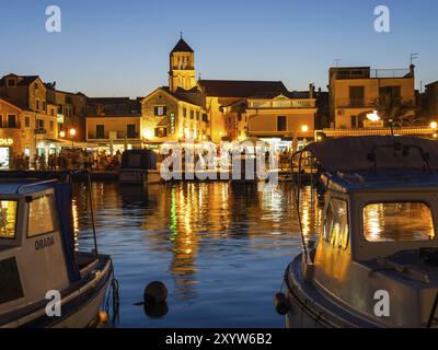 Église reflétée dans le vieux port de Vodice, heure bleue, Vodice, Dalmatie, Croatie, Europe Banque D'Images