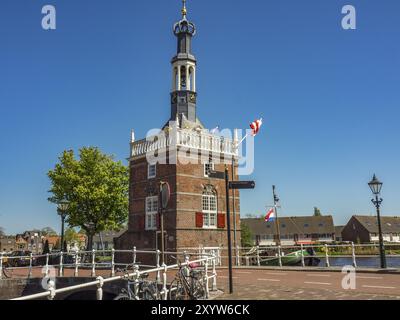 Ancien bâtiment sur le front de mer, vélos en face, sous un beau ciel ensoleillé, alkmaar, pays-bas Banque D'Images