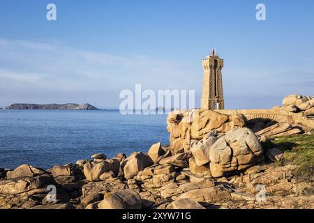 Côte Atlantique en Bretagne près de Ploumanach Banque D'Images