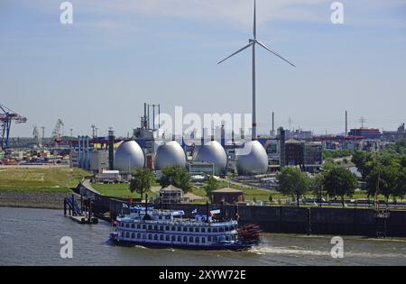 Europe, Allemagne, Hambourg, station d'épuration Koehlbrandhoeft, vue sur les tours de digestion, Elbe avec vapeur à aubes, en arrière-plan Altenwerde Banque D'Images