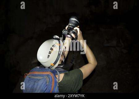 Jeune femme photographiée dans une grotte de stalactites, grotte de Terciopelo, Parc National Barra Honda, Costa Rica, Amérique centrale Banque D'Images