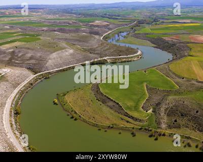 Vue aérienne d'une rivière serpentant à travers un paysage verdoyant et vallonné avec des champs, vue aérienne, près de Maderuelo, Rio Riaza, rivière Riaza, Ségovie, Castilla y Banque D'Images