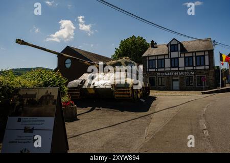 Stoumont, Belgique - 18 juillet 2021 : char allemand Tigre II (King Tiger) du 1er SS Panzer Regiment devant le musée de décembre 44 - bataille des Ardennes m Banque D'Images